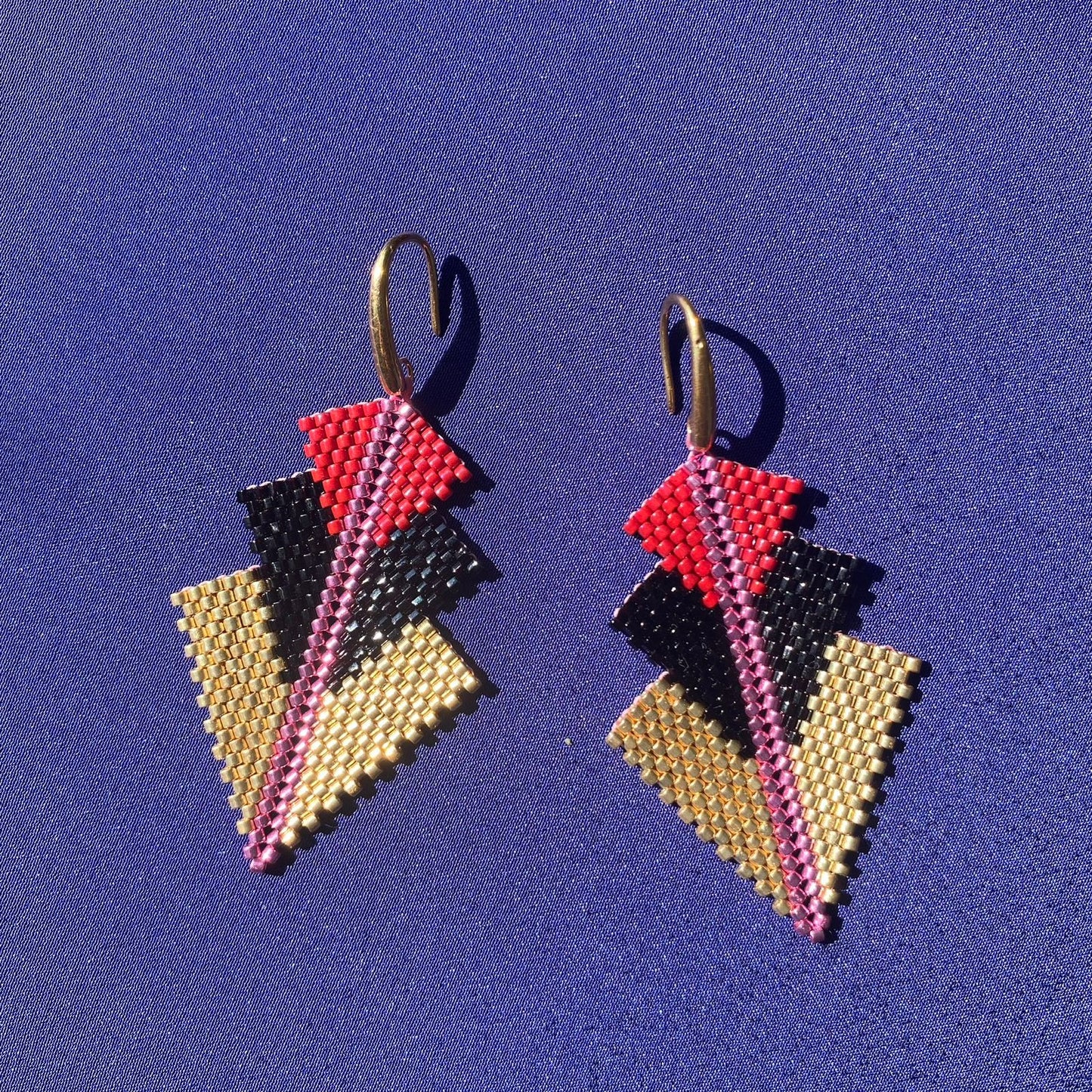 Aretes Mini Rigel Rojo, Negro y Dorado