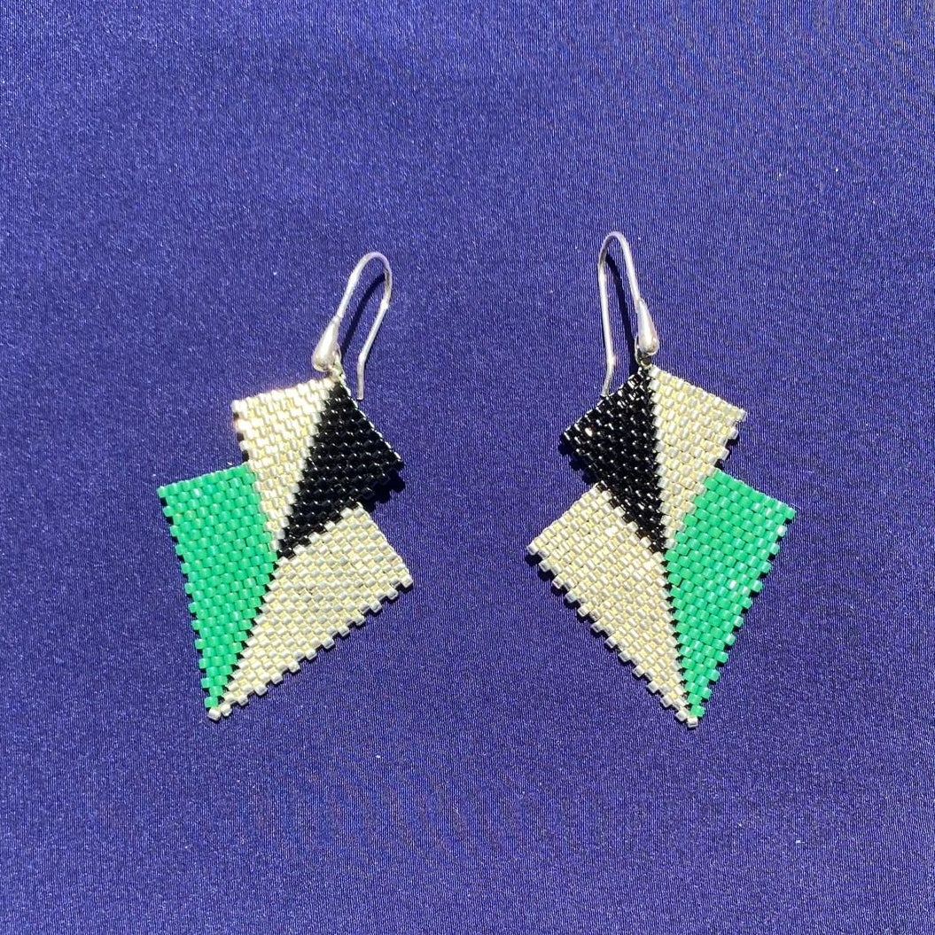 Aretes Mini Atik Verde Esmeralda y Negro - Asimétrico