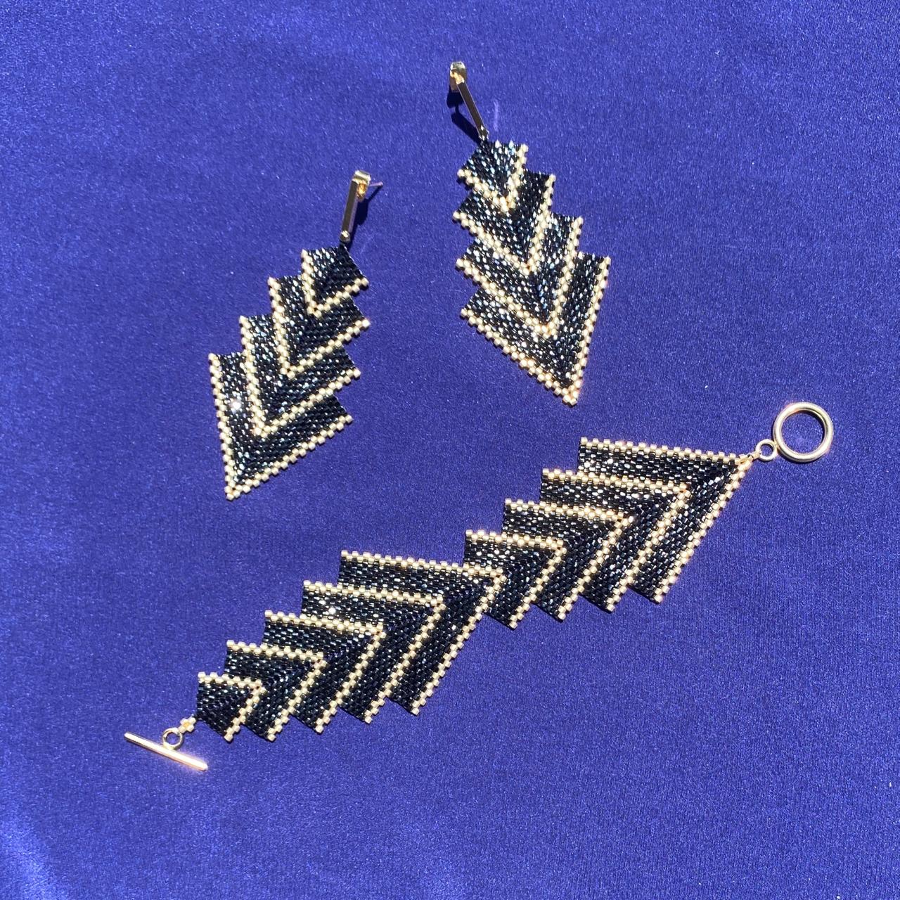 Conjunto Aretes Rigel y Brazalete Capella Negro y Dorado
