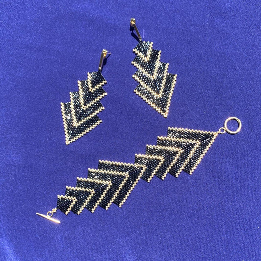 Conjunto Aretes Rigel y Brazalete Capella Negro y Dorado