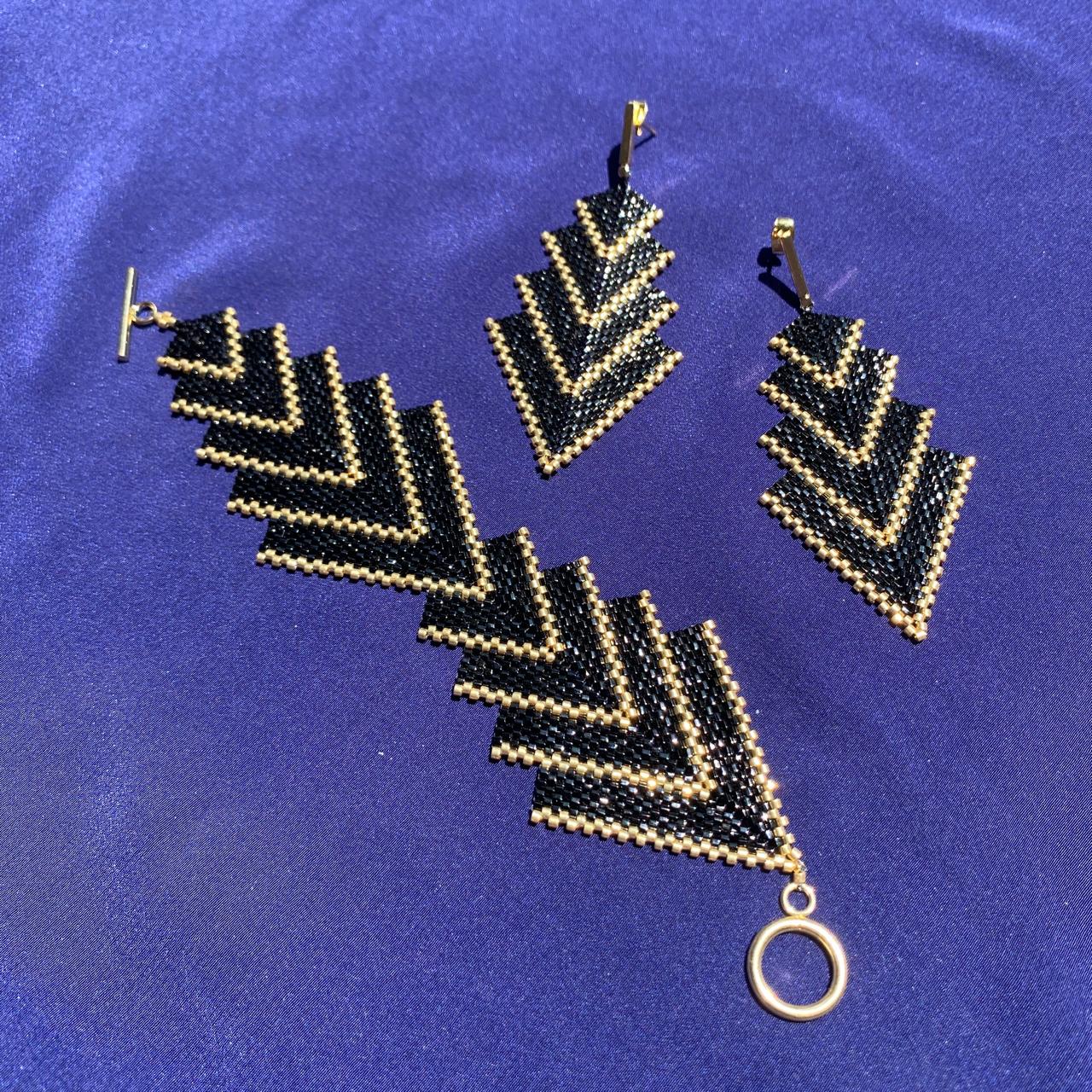 Conjunto Aretes Rigel y Brazalete Capella Negro y Dorado