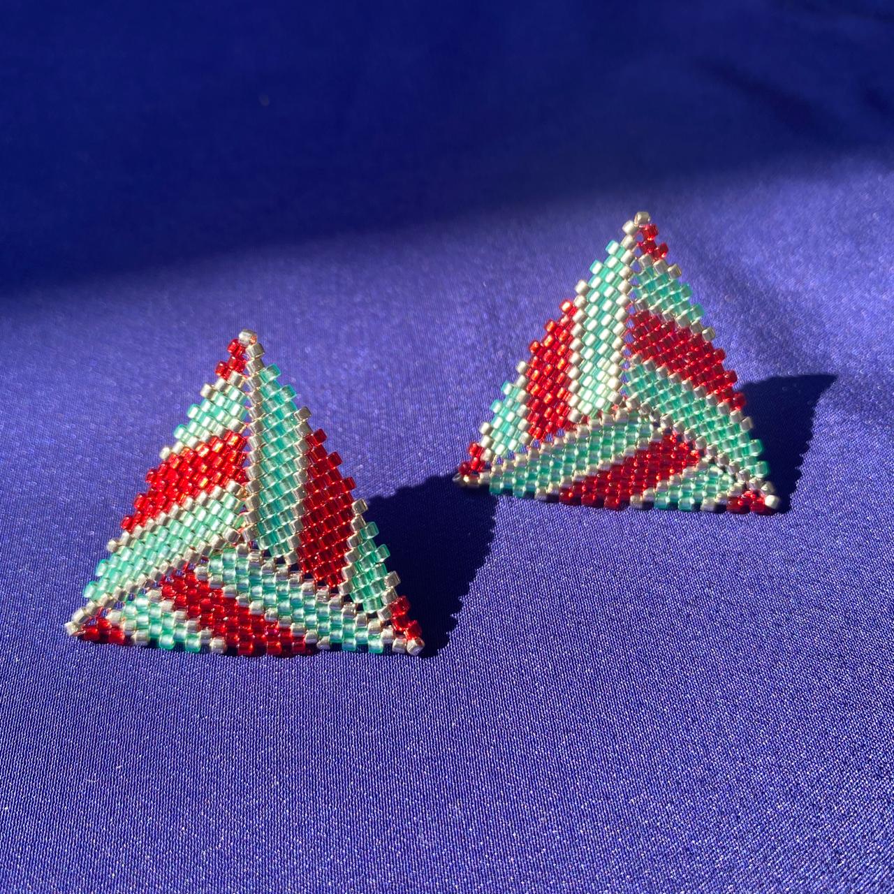 Aretes Triángulos con Líneas Verde Agua, Rojo y Plateado