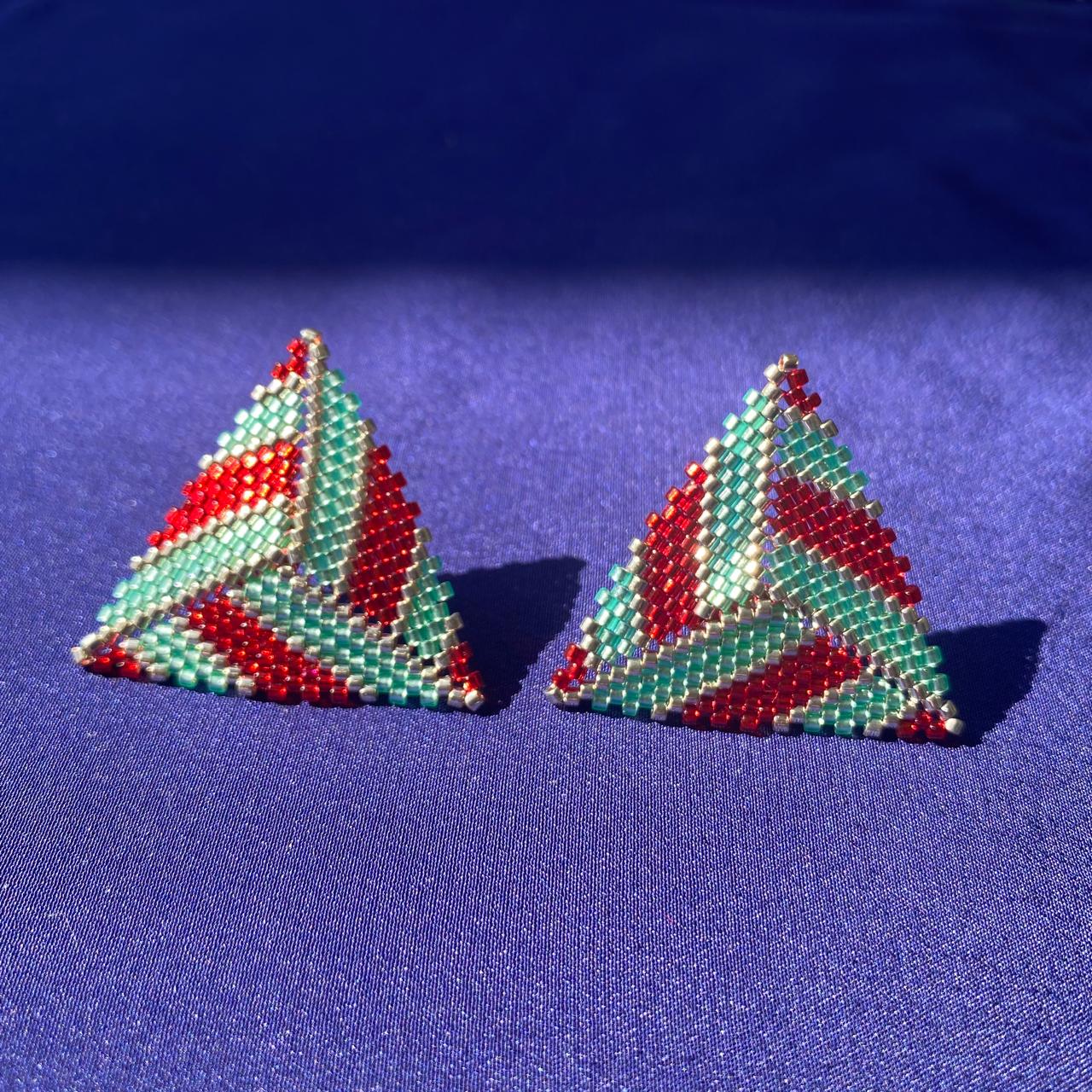 Aretes Triángulos con Líneas Verde Agua, Rojo y Plateado