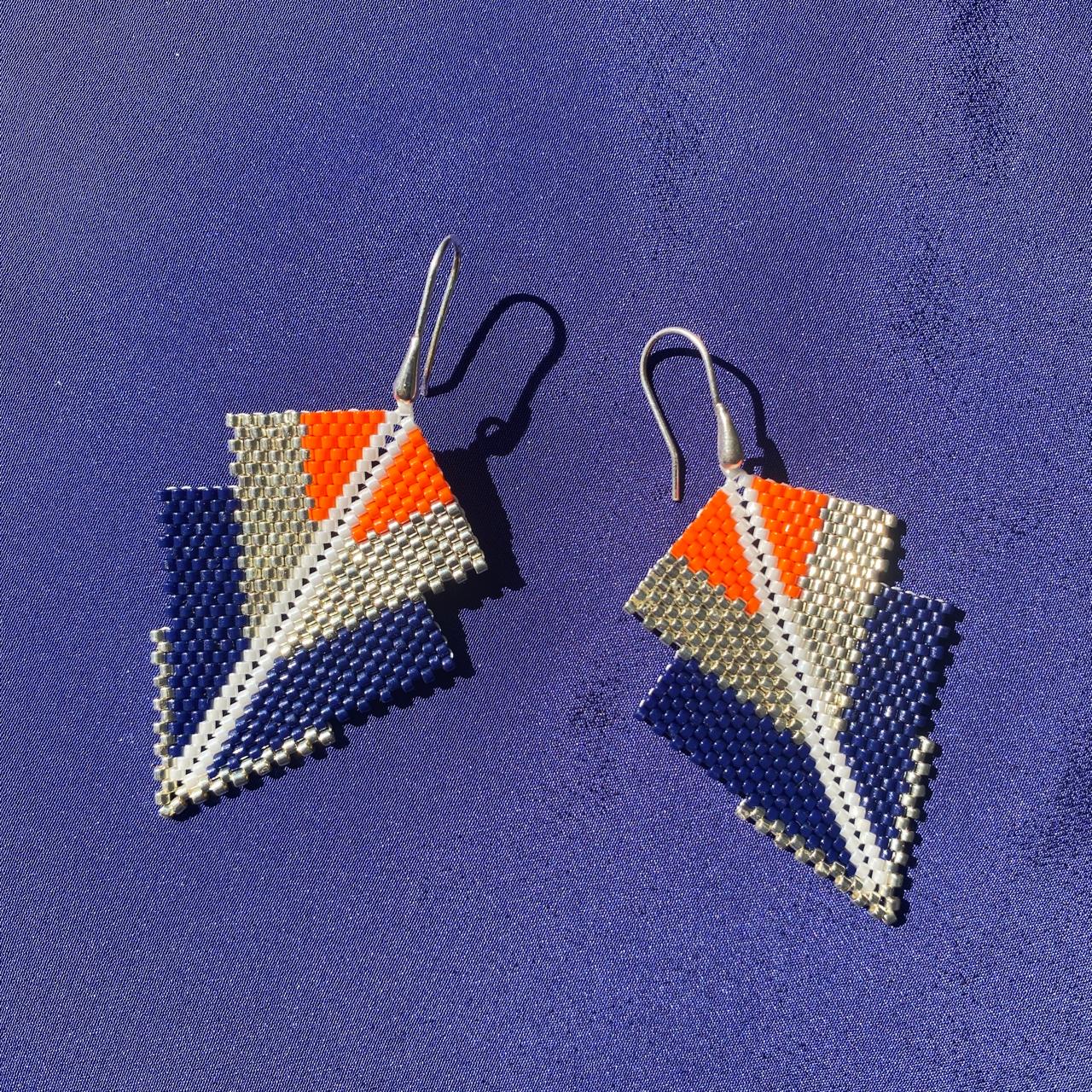 Aretes Centauri Azul Marino, Naranja, Blanco y Plateado