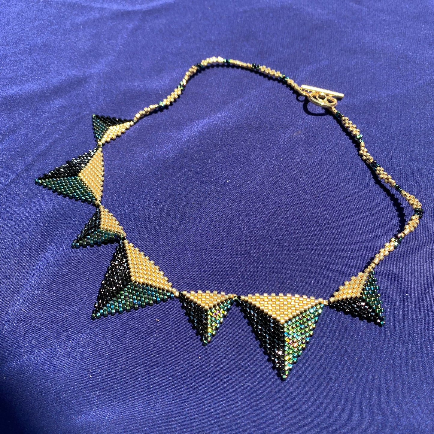 Collar Altaïr Verde Facetas, Negro y Dorado