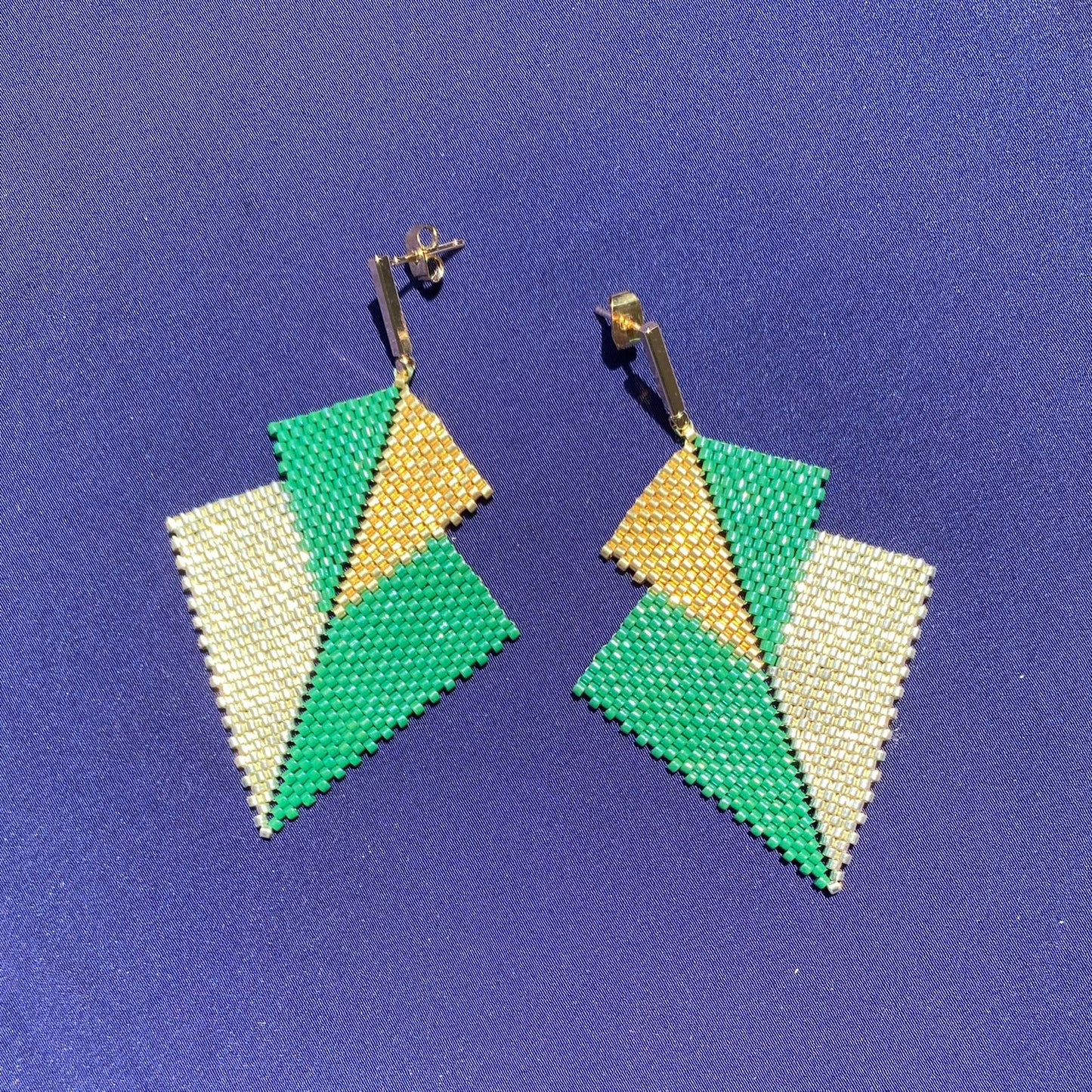 Aretes Atik Verde Esmeralda, Dorado y Plateado - Asimétrico