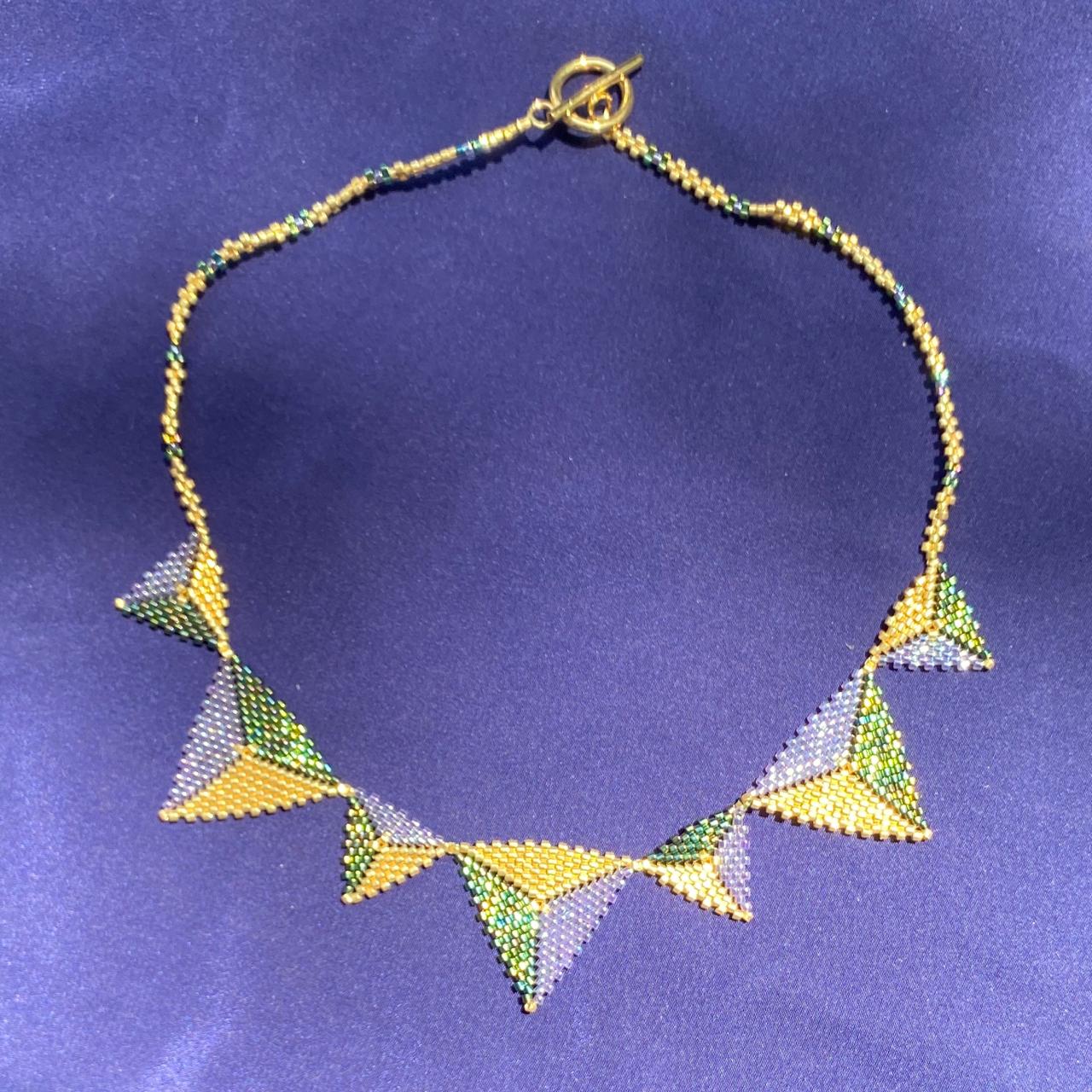 Collar Altaïr Verde Facetas, Morado y Dorado