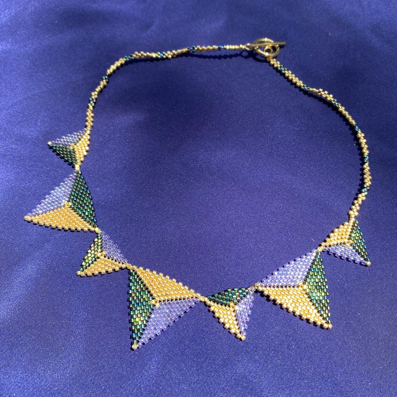 Collar Altaïr Verde Facetas, Morado y Dorado