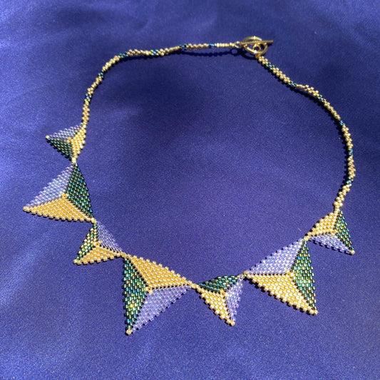 Collar Altaïr Verde Facetas, Morado y Dorado