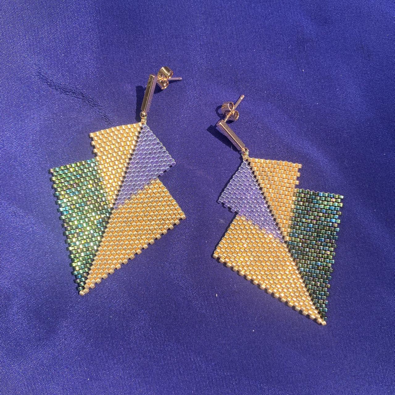 Aretes Atik Verde Facetas, Morado y Dorado - Asimétrico