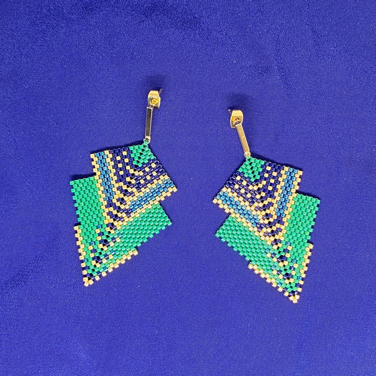 Aretes Penacho Chico Verde Esmeralda, Azul Marino, Azul Eléctrico y Dorado