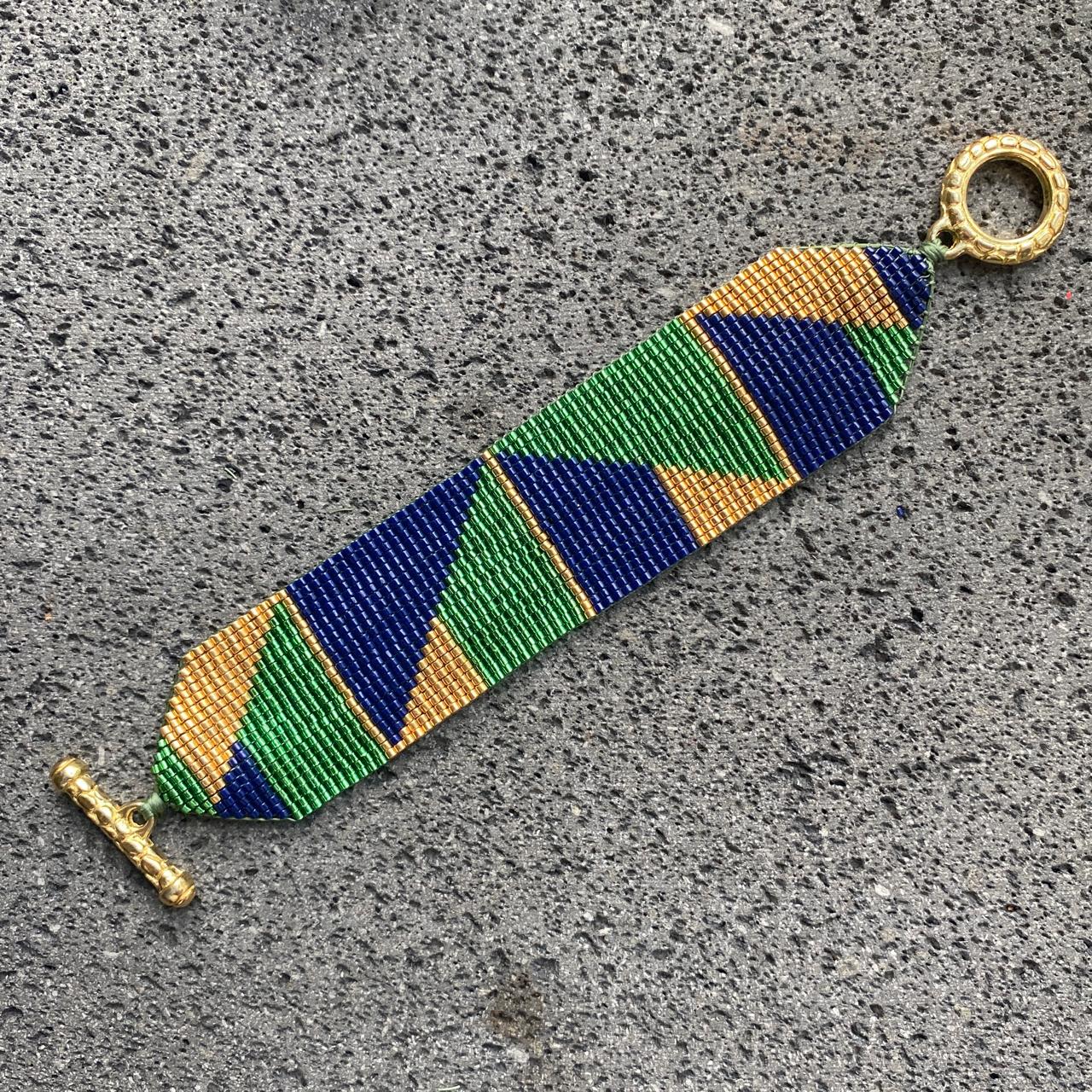 Conjunto Aretes Danika y Pulsera Verde Limón, Azul Marino y Dorado