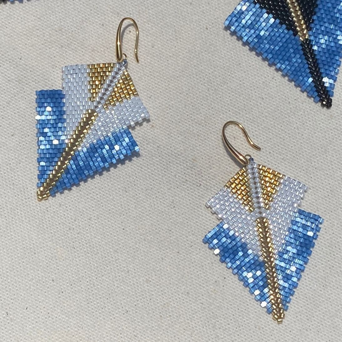 Aretes Centauri Azul Claro, Blanco y Dorado