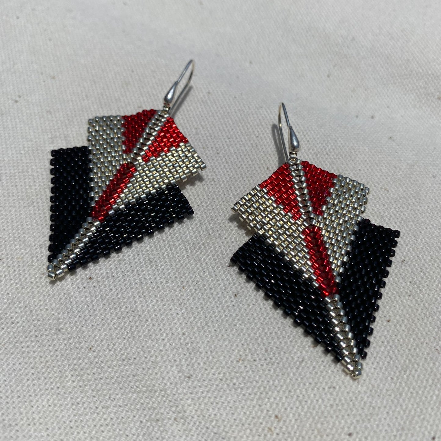 Aretes Centauri Negro y Rojo