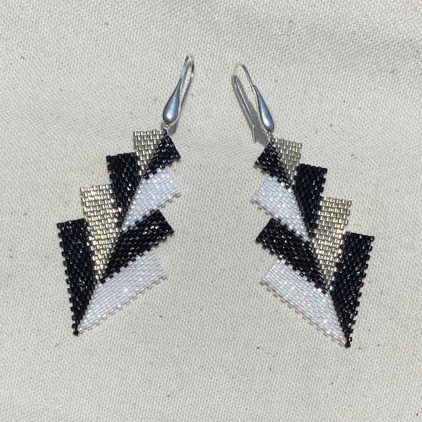 Aretes Rigel Negro, Blanco y Plateado - Asimétrico