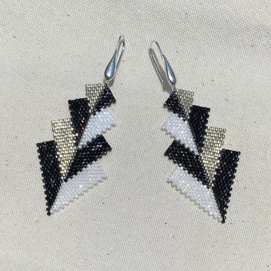 Aretes Rigel Negro, Blanco y Plateado - Asimétrico