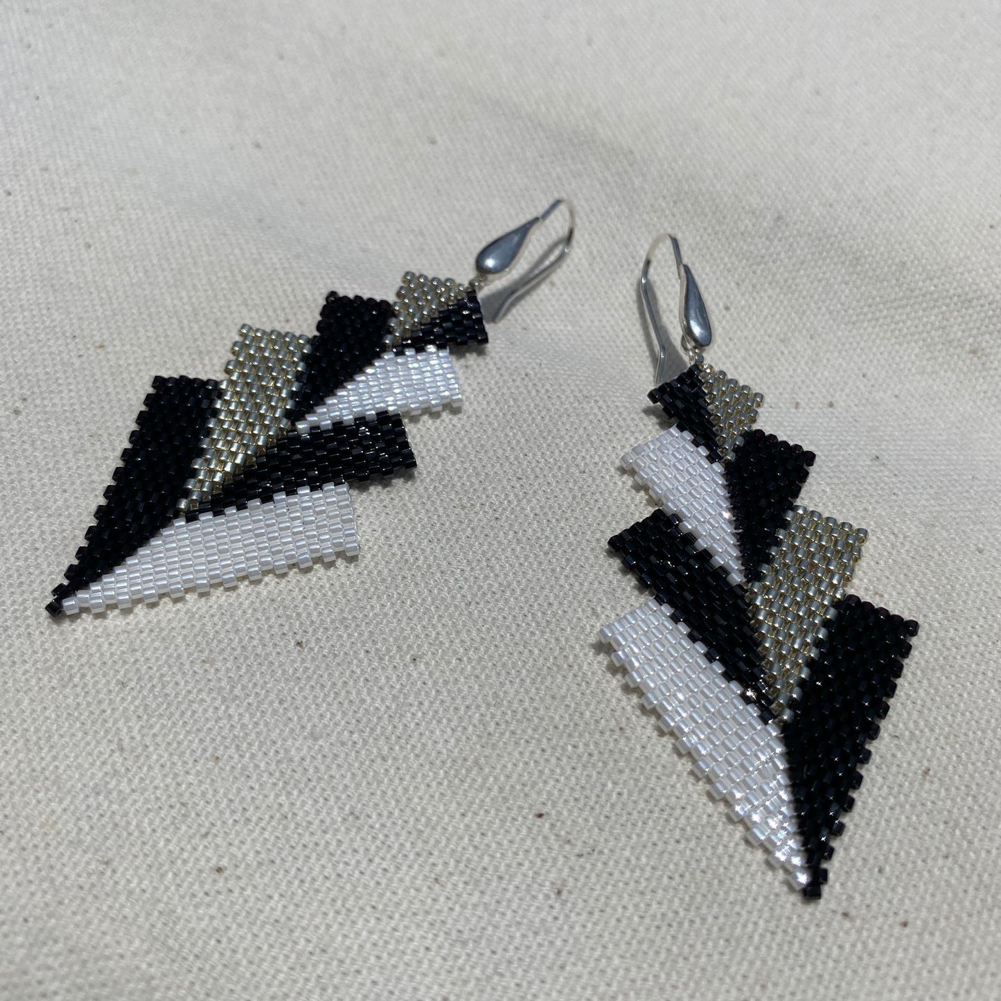 Aretes Rigel Negro, Blanco y Plateado - Asimétrico