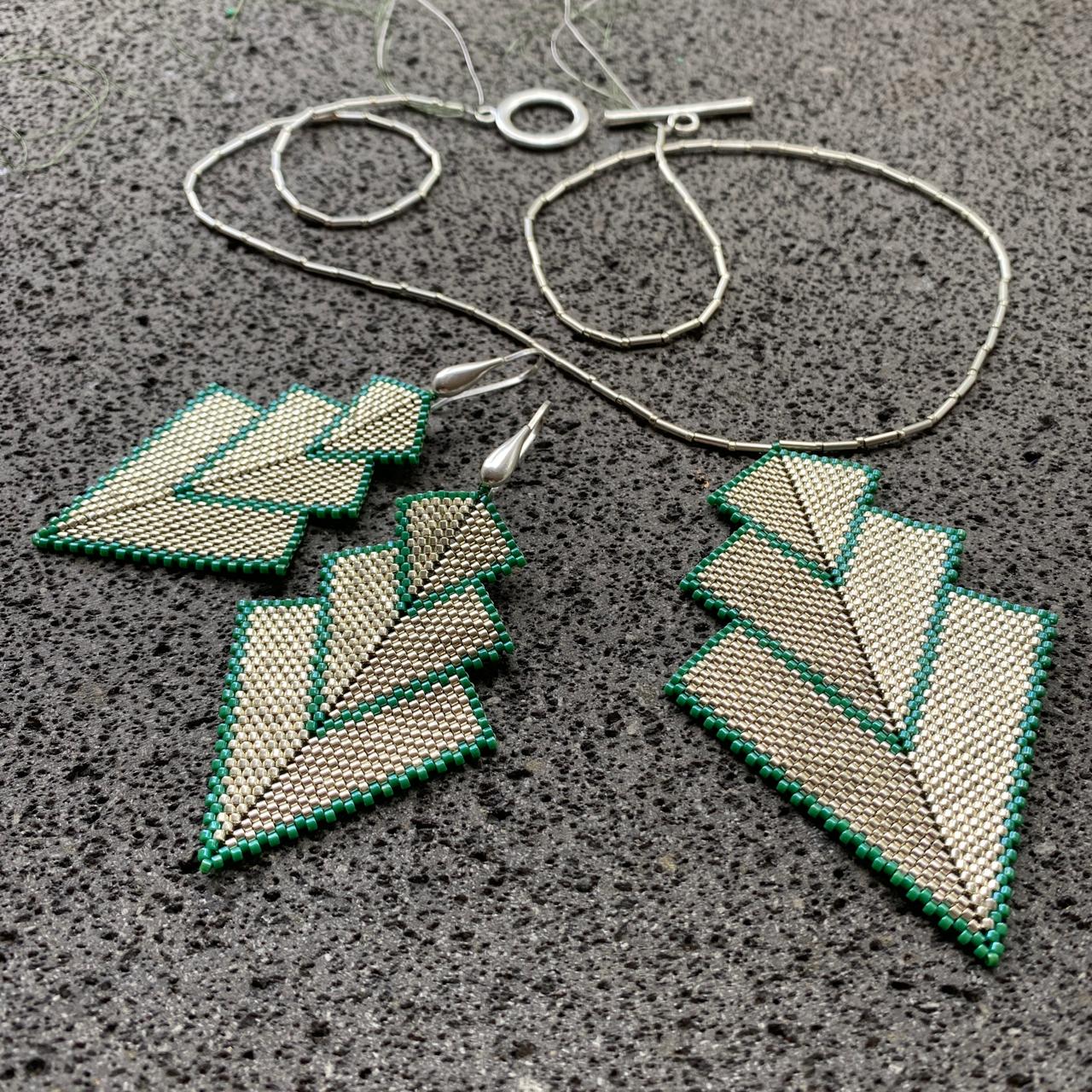 Conjunto Dije Cygni y Aretes Danika Plateado y Verde Esmeralda