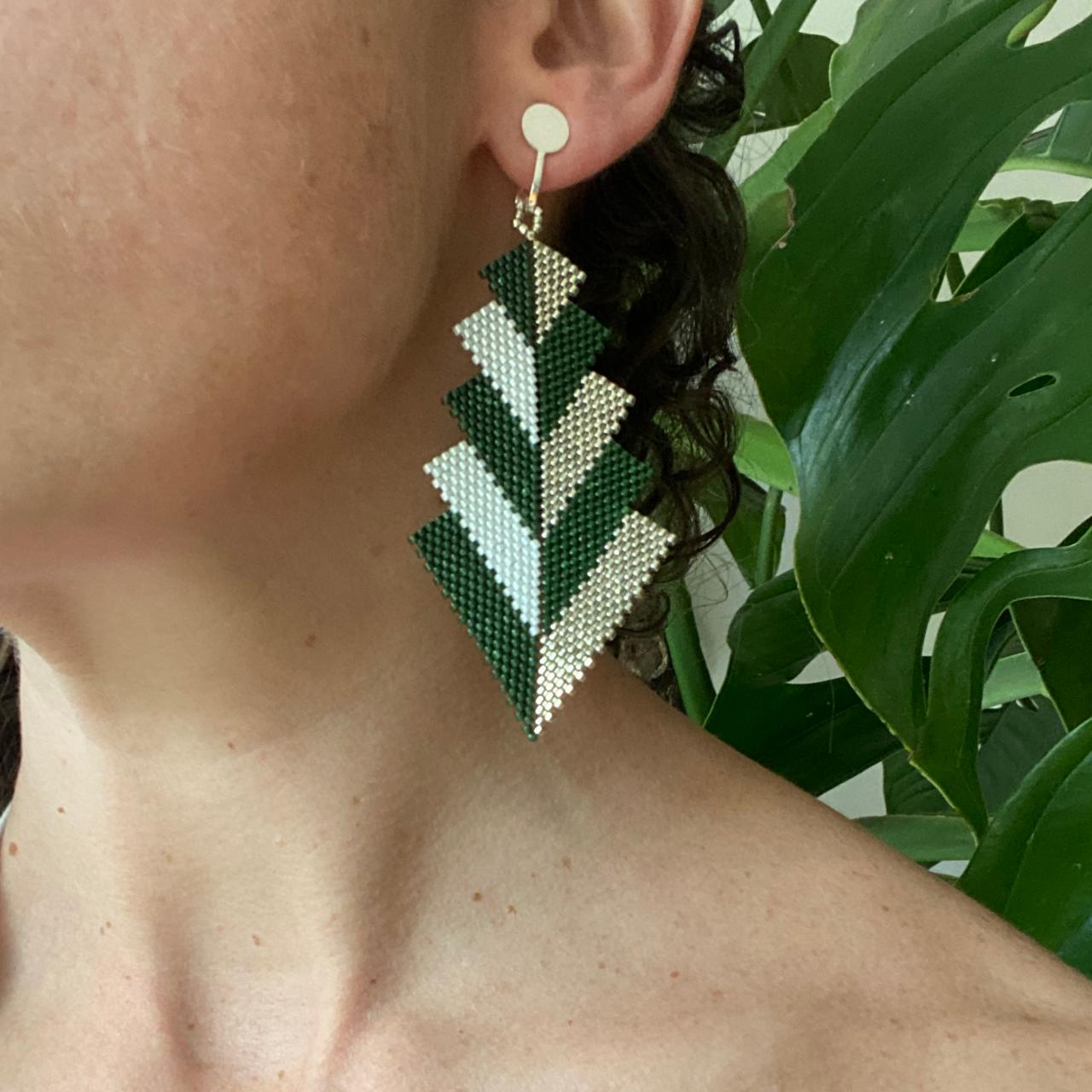 Aretes Capella Verde Olivo y Blanco - Asimétrico