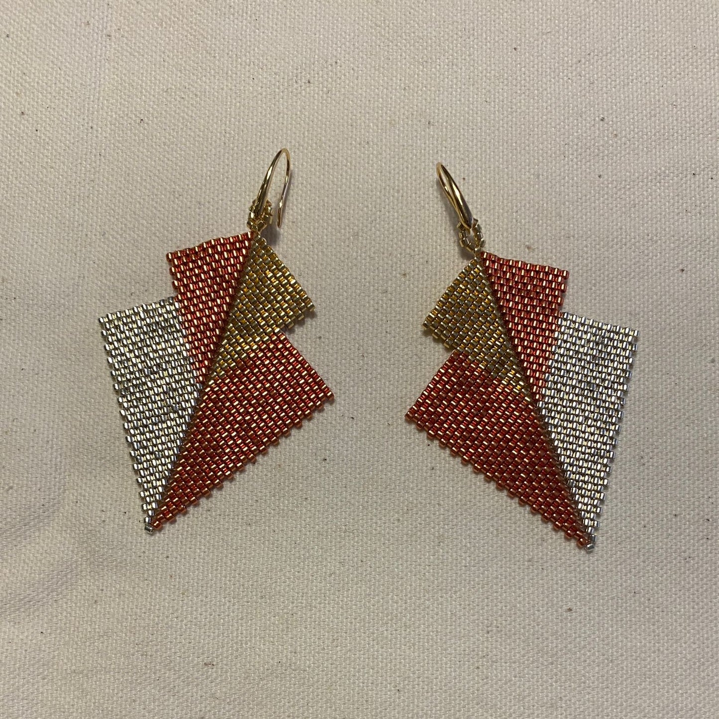 Aretes Atik Tres Oros - Asimétrico