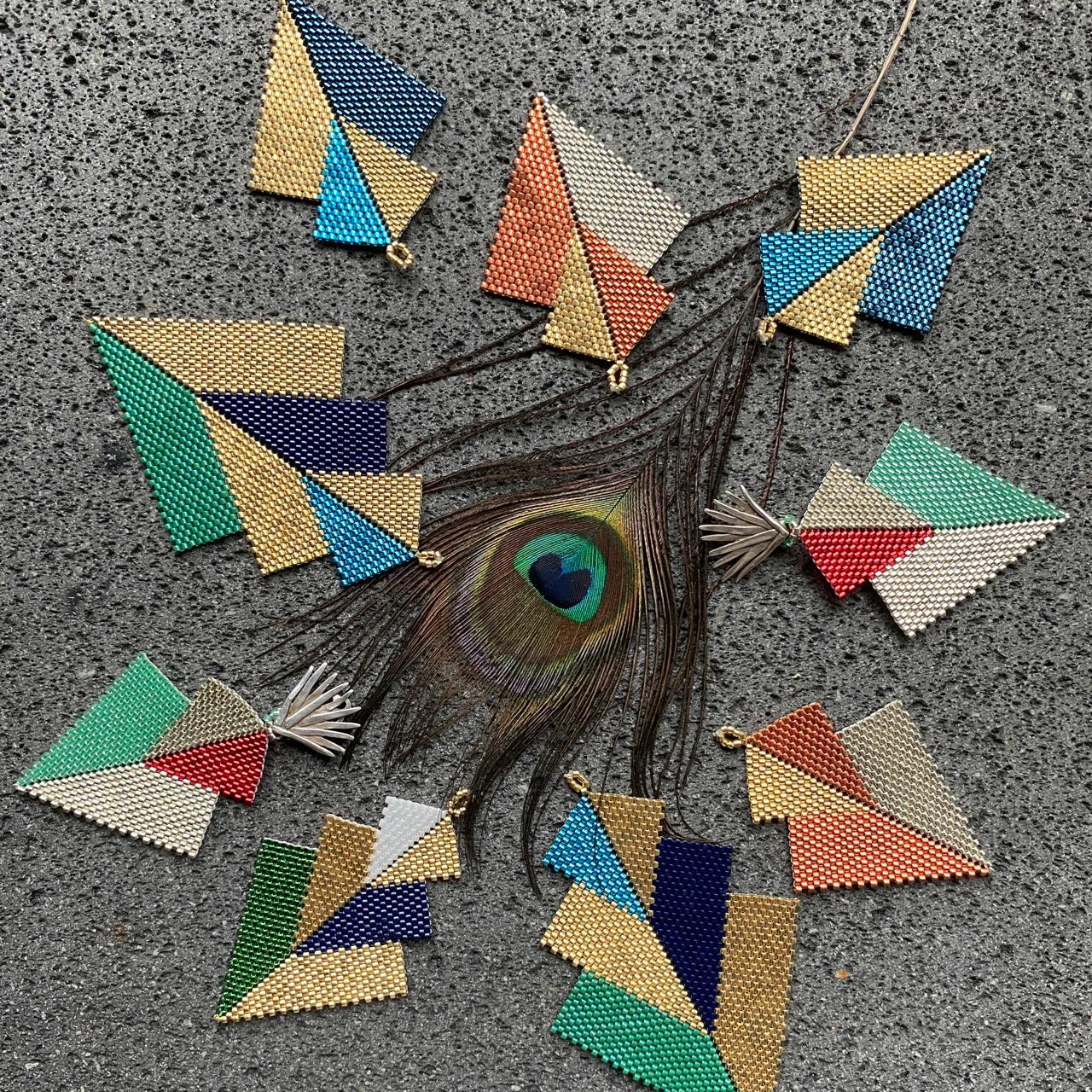 Aretes Atik Azul Eléctrico y Dorado - Asimétrico