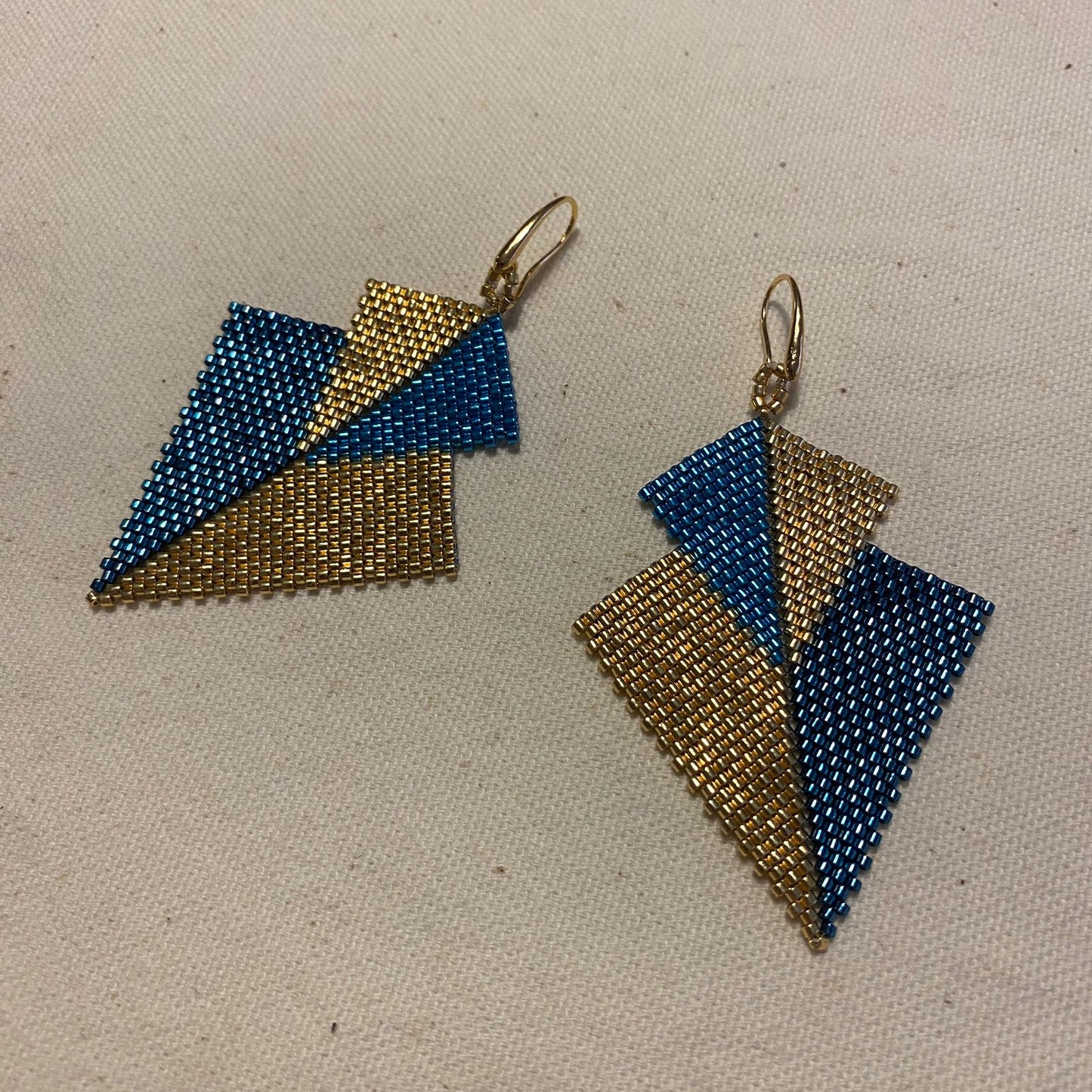 Aretes Atik Azul Eléctrico y Dorado - Asimétrico