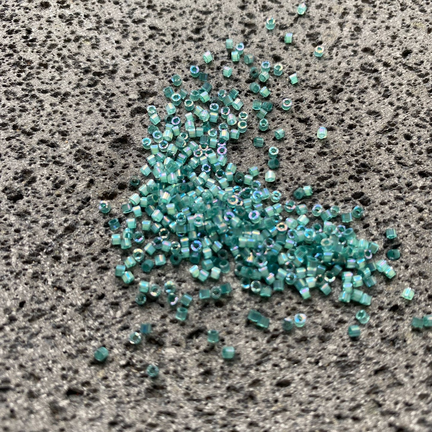 Aretes Danika Verde Escamas y Blanco