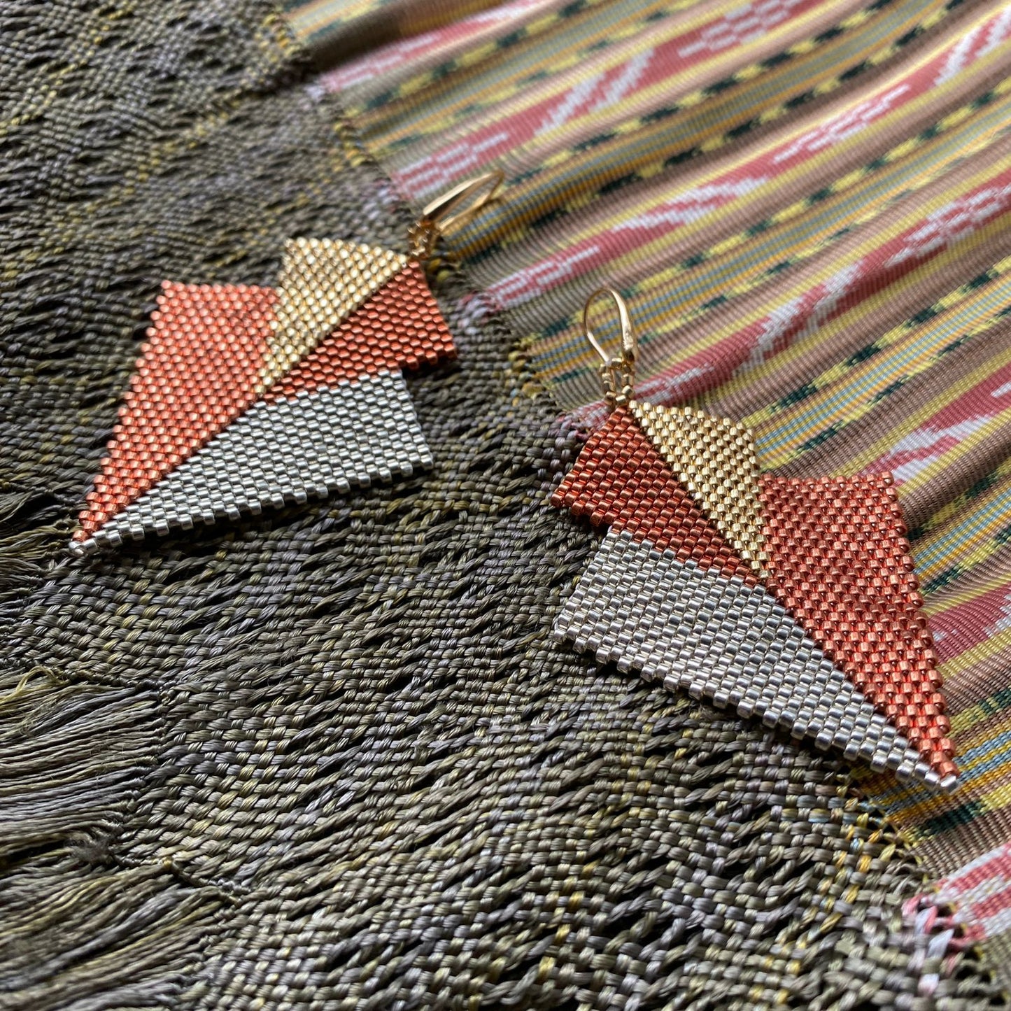 Aretes Atik Tres Oros - Asimétrico