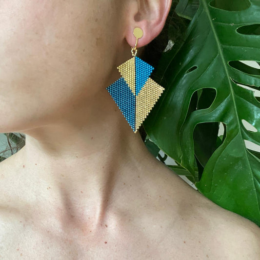Aretes Atik Azul Eléctrico y Dorado - Asimétrico
