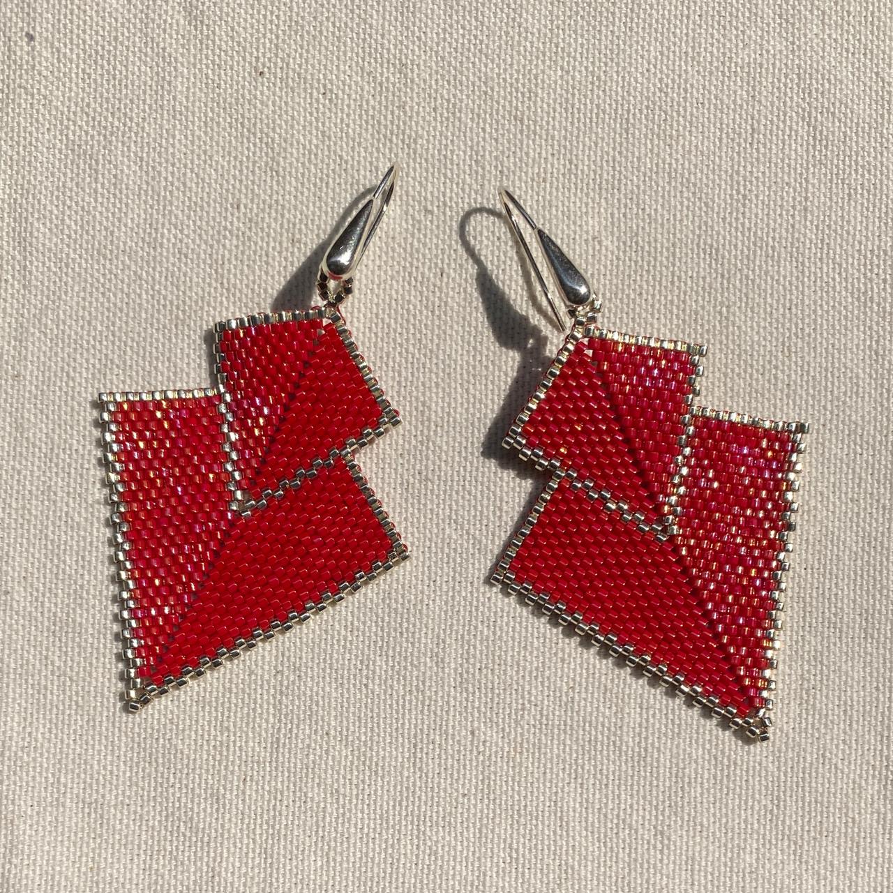 Aretes Atik Rojo y Plateado