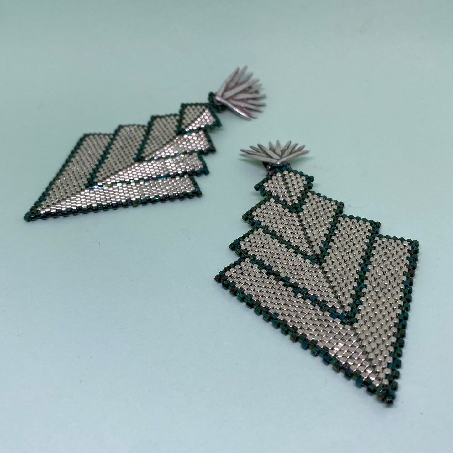 Aretes Vega Plateado y Verde con Broches Magueyes