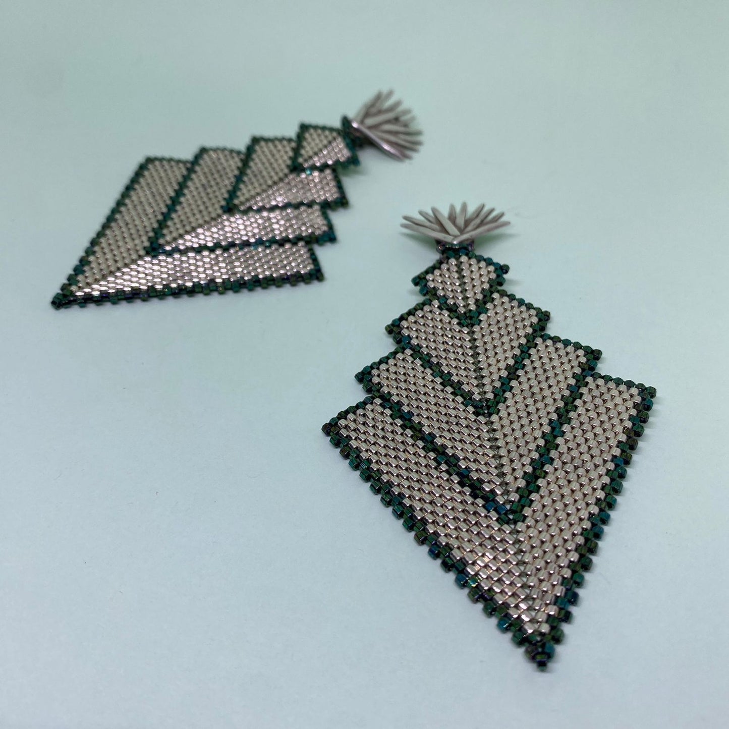 Aretes Vega Plateado y Verde con Broches Magueyes