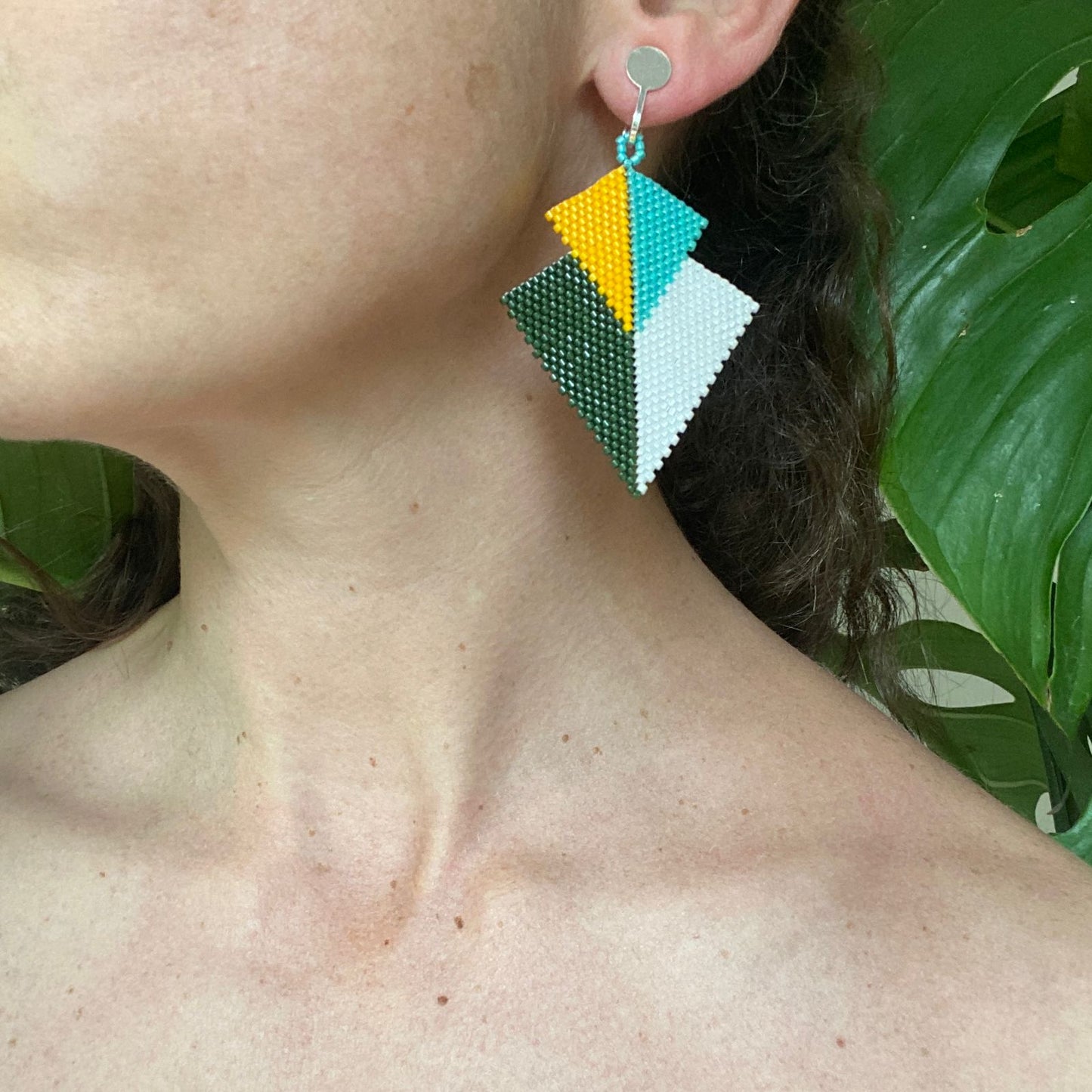 Aretes Atik Verde Olivo y Blanco - Asimétrico
