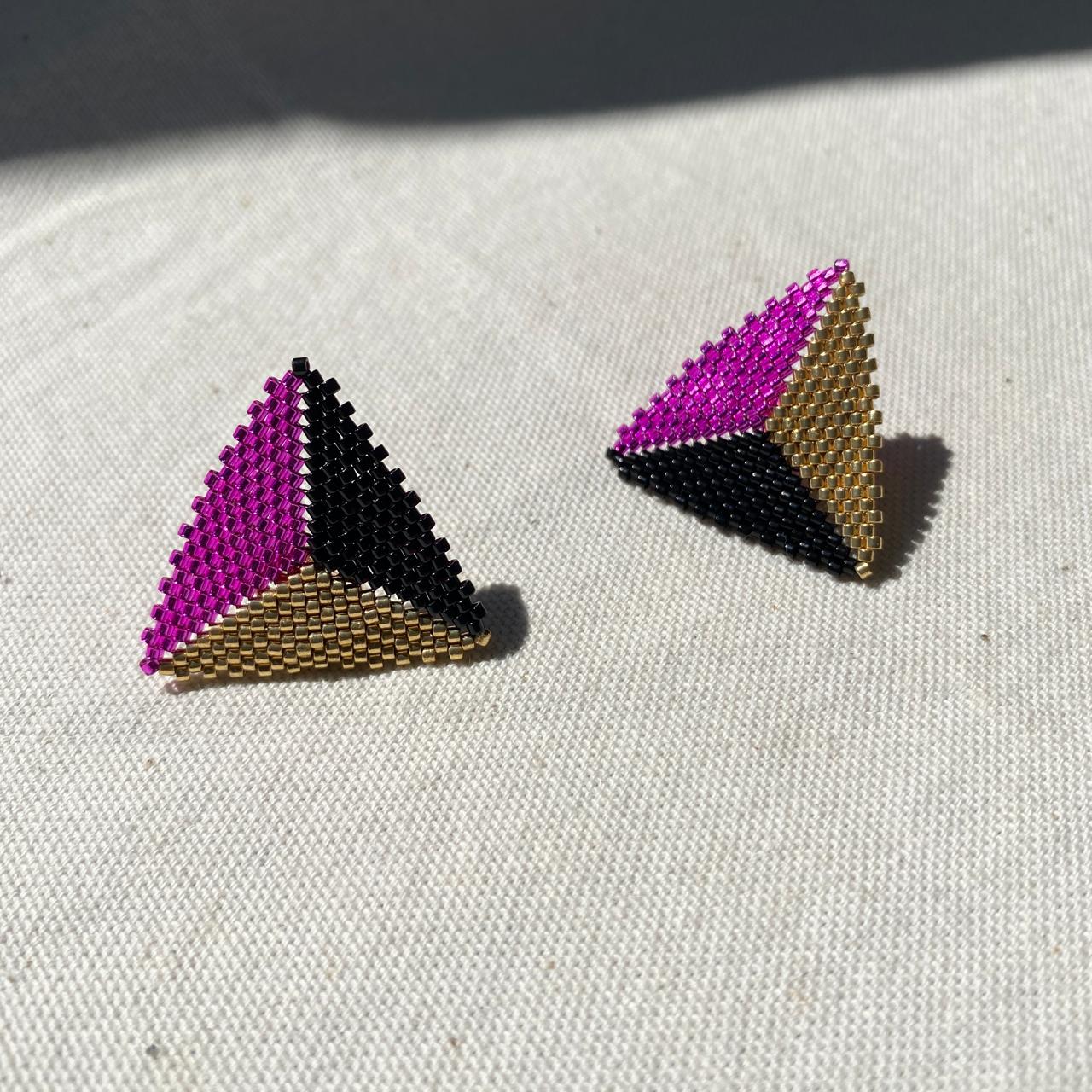 Aretes Triángulos Fushia, Negro y Dorado