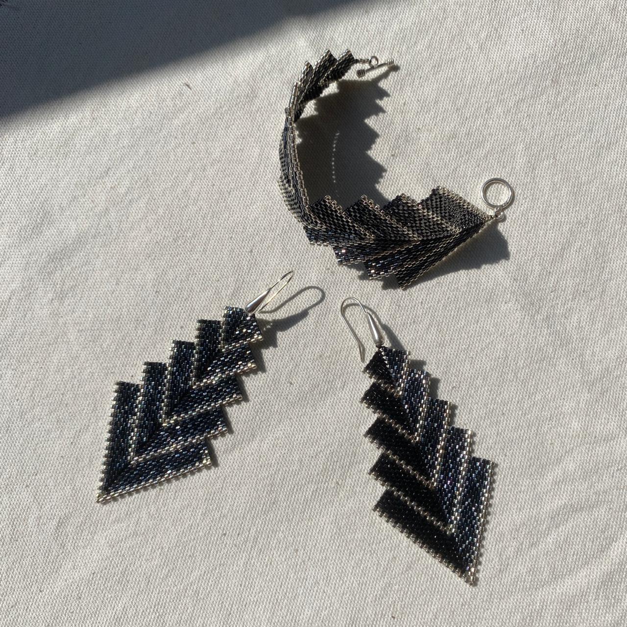 Conjunto Aretes y Pulsera Capella Gris Eléctrico y Plateado