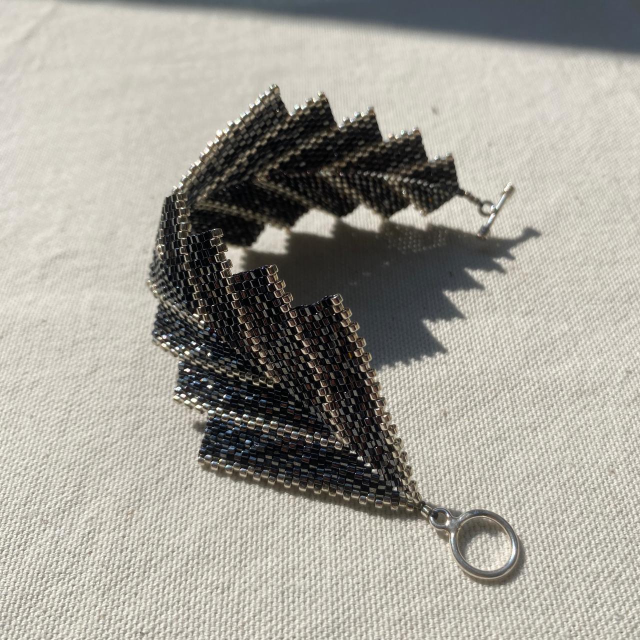 Conjunto Aretes y Pulsera Capella Gris Eléctrico y Plateado