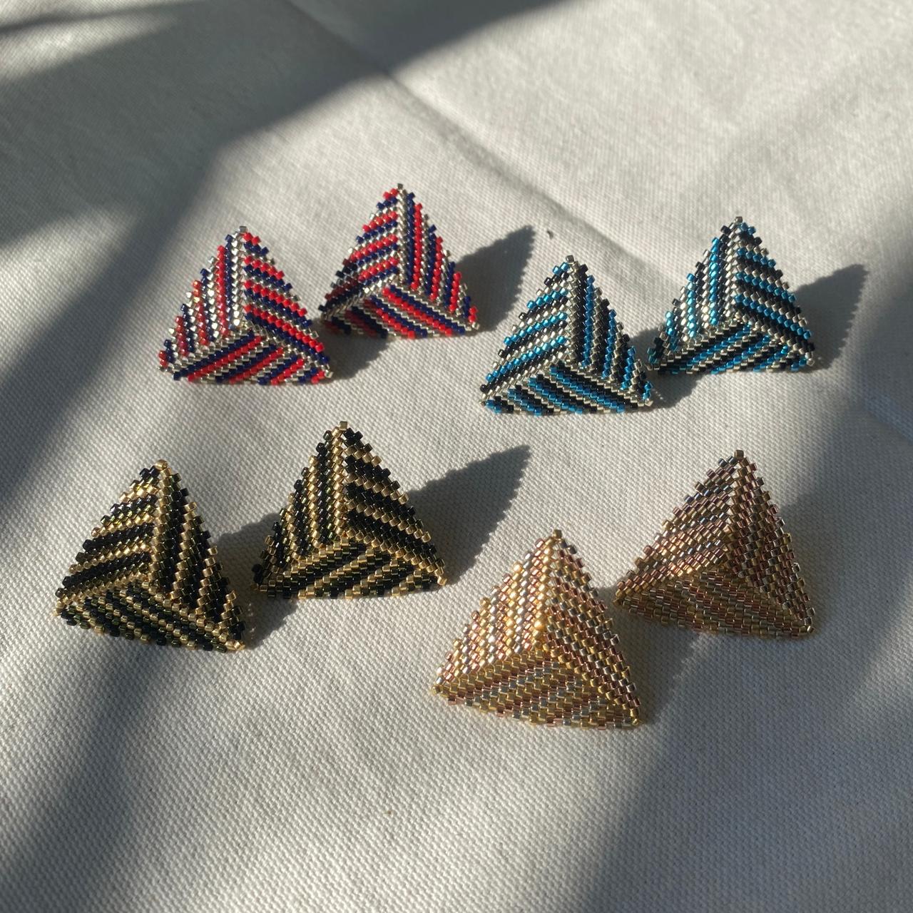 Aretes Triángulos con Líneas Verde, Negro y Dorado
