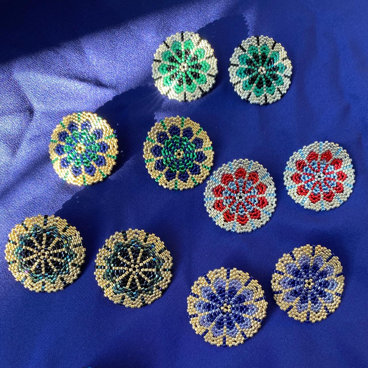Aretes Juno gris Eléctrico y Blanco