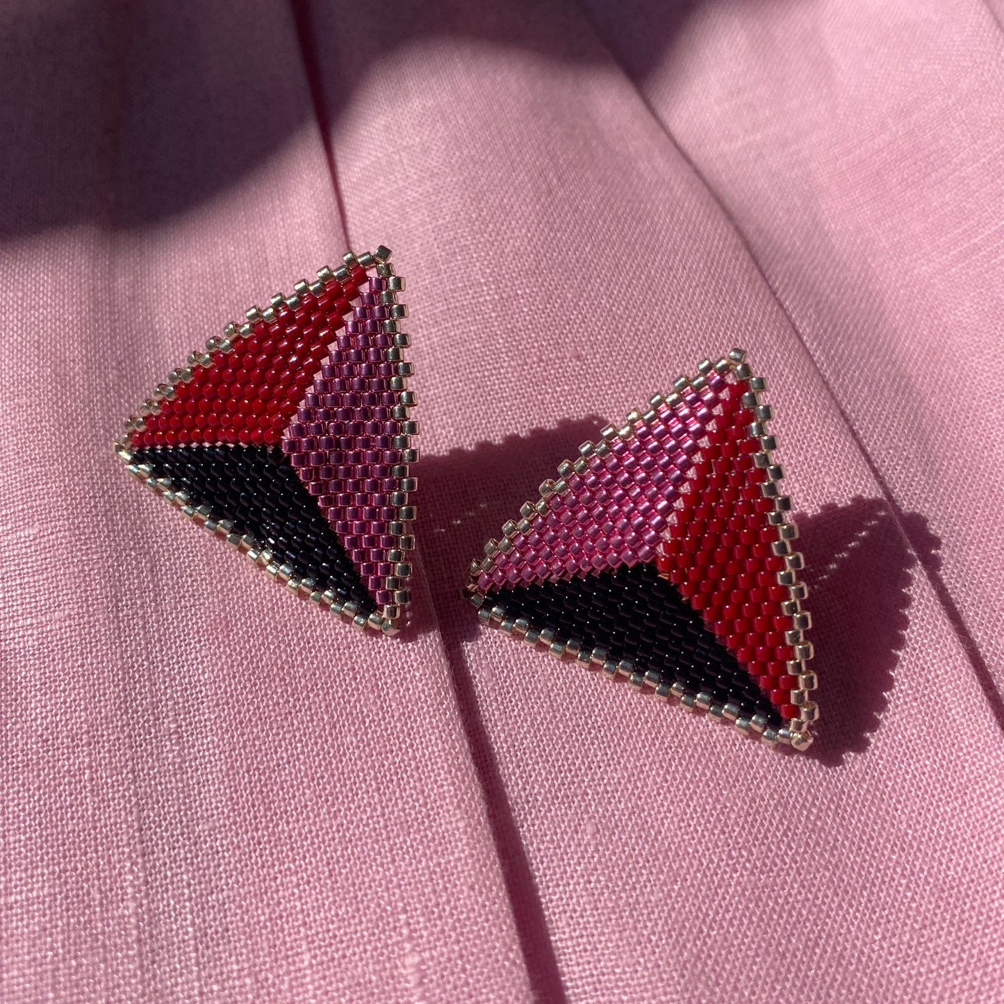 Aretes Triángulos con Borde Rojo, Rosa y Negro