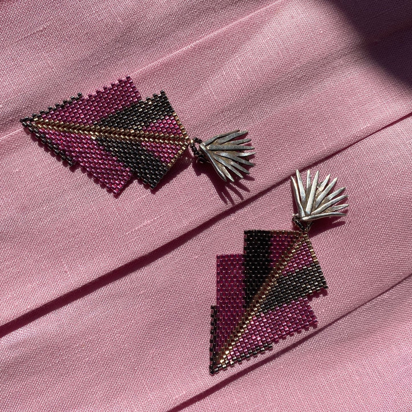 Aretes Centauri Rosa y Plateado con Broches Magueyes