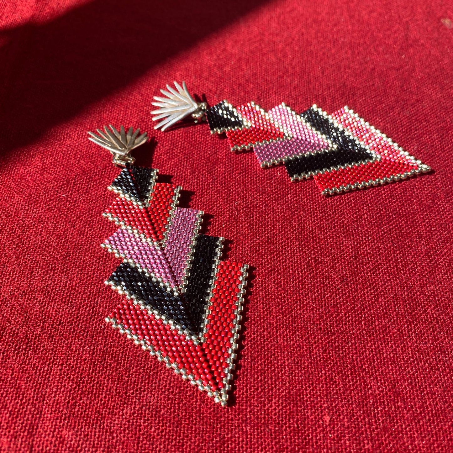 Aretes Capella Rojo, Rosa y Negro con Broches Magueyes