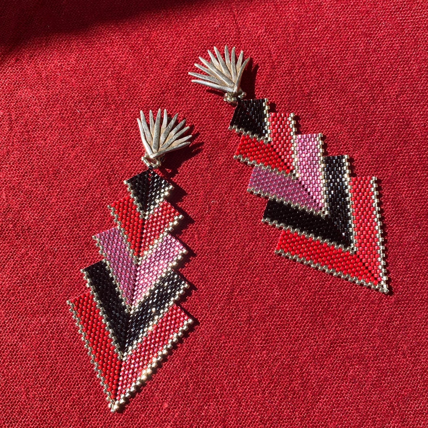 Aretes Capella Rojo, Rosa y Negro con Broches Magueyes