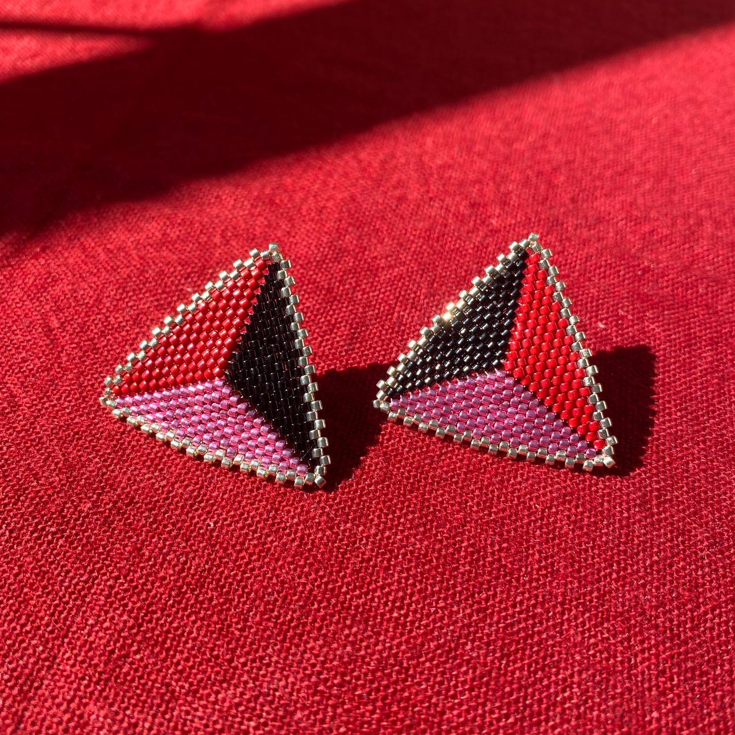 Aretes Triángulos con Borde Rojo, Rosa y Negro