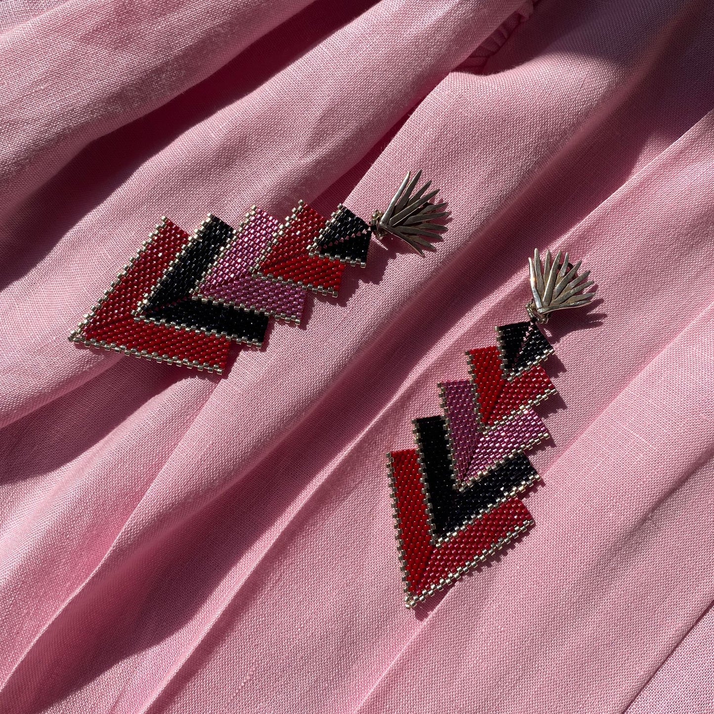 Aretes Capella Rojo, Rosa y Negro con Broches Magueyes