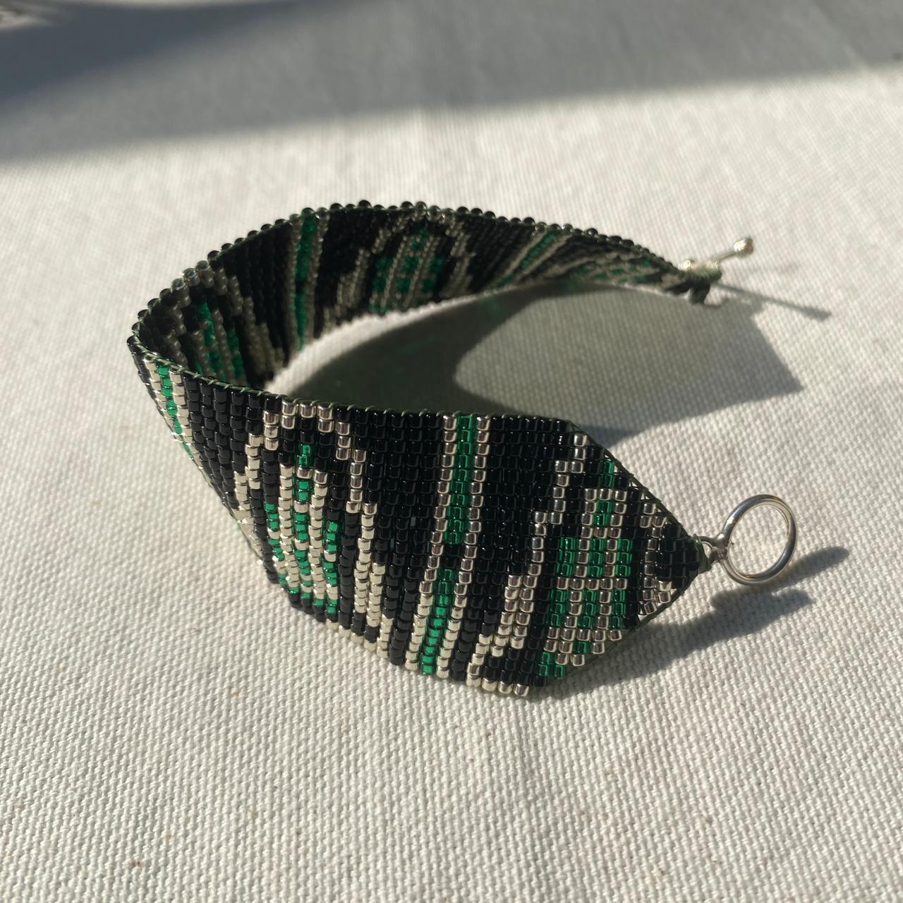 Pulsera Art Déco Verde Limón, Negro y Plateado