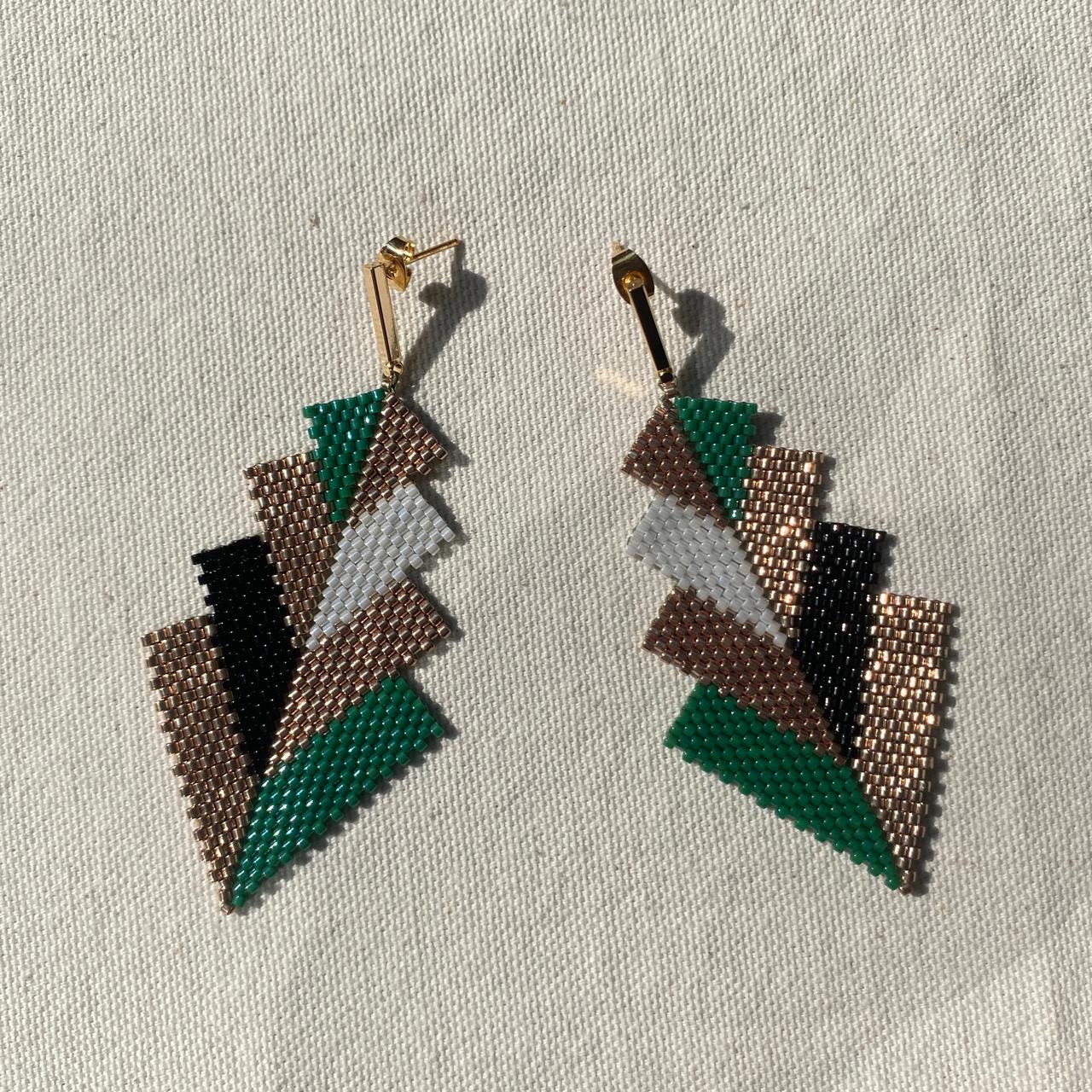 Aretes Rigel Verde Esmeralda, Negro y Dorado - Asimétrico