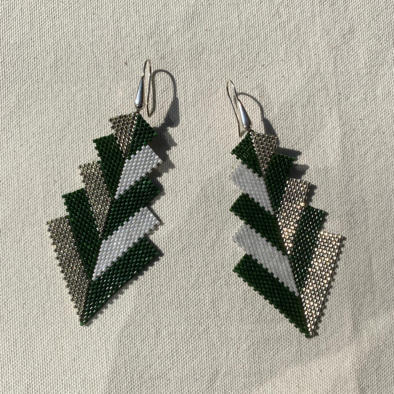 Aretes Capella Verde Olivo y Blanco - Asimétrico