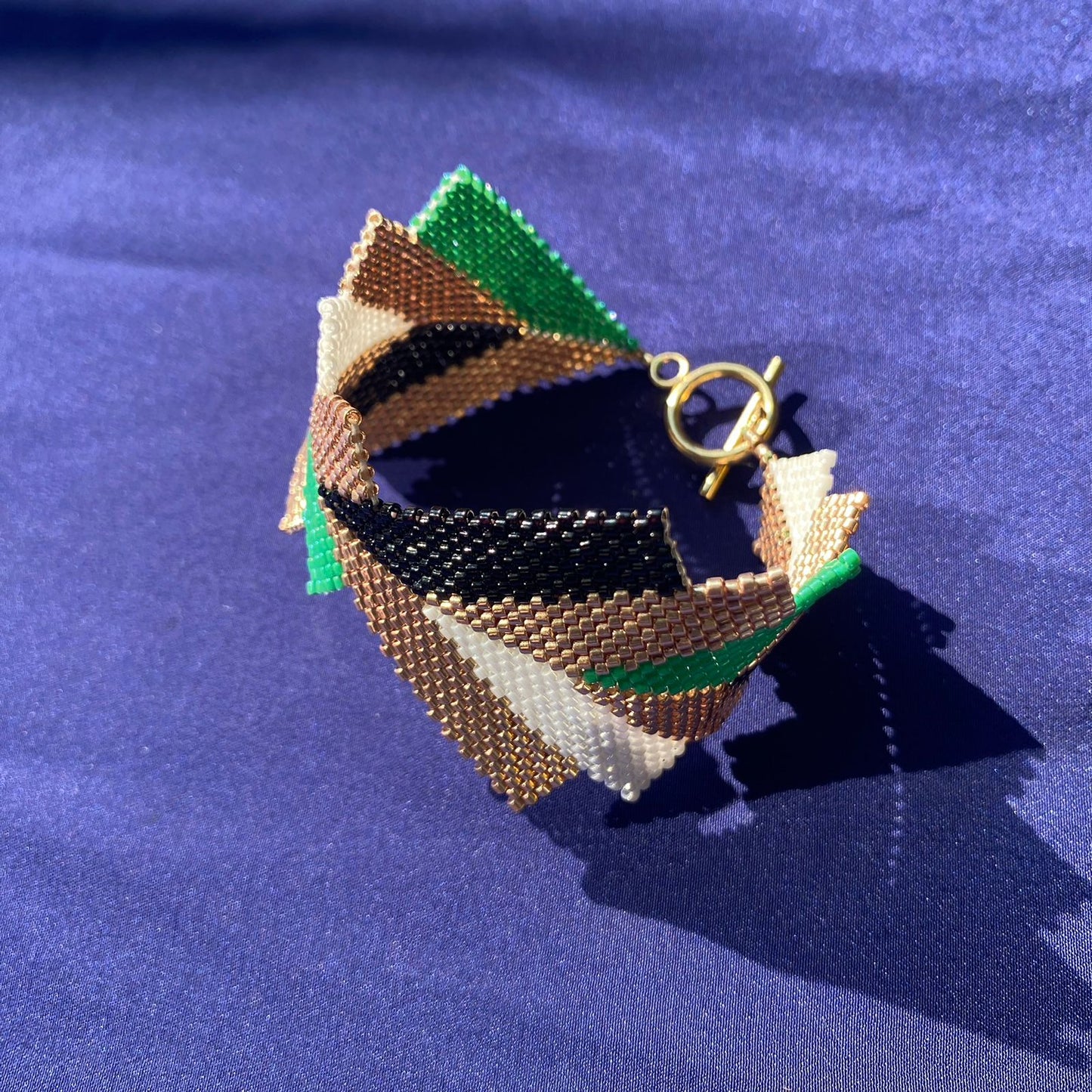 Brazalete Capella Verde Esmeralda, Negro y Dorado - Asimétrico
