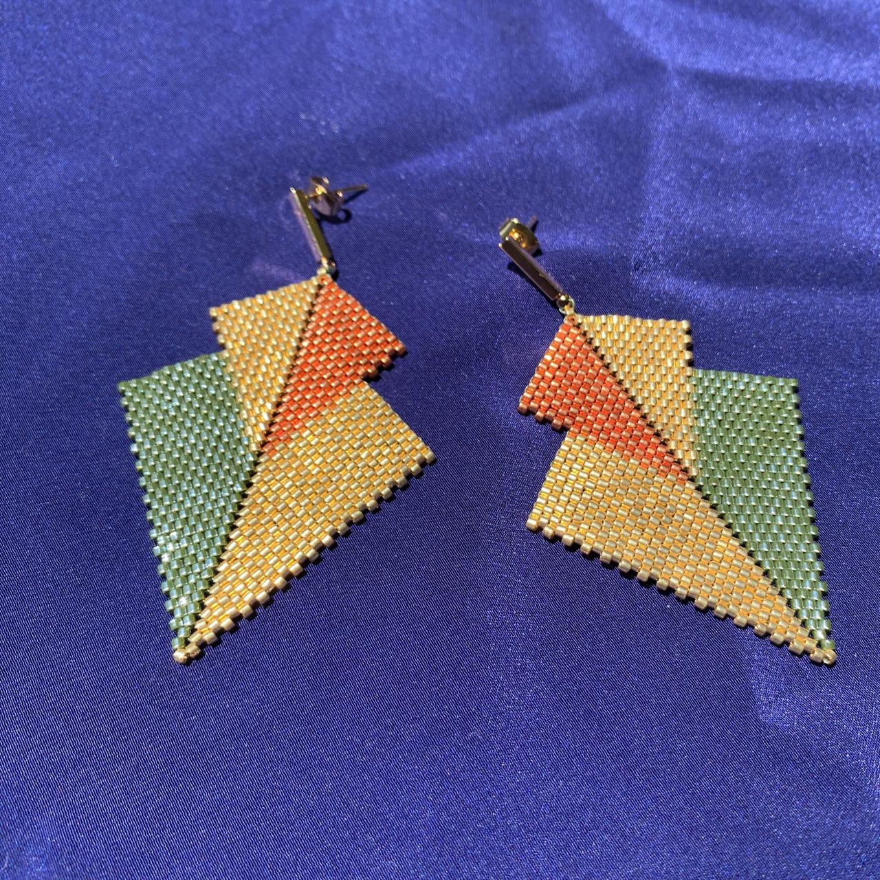 Aretes Atik Dorado, Verde Claro y Cobre - Asimétrico