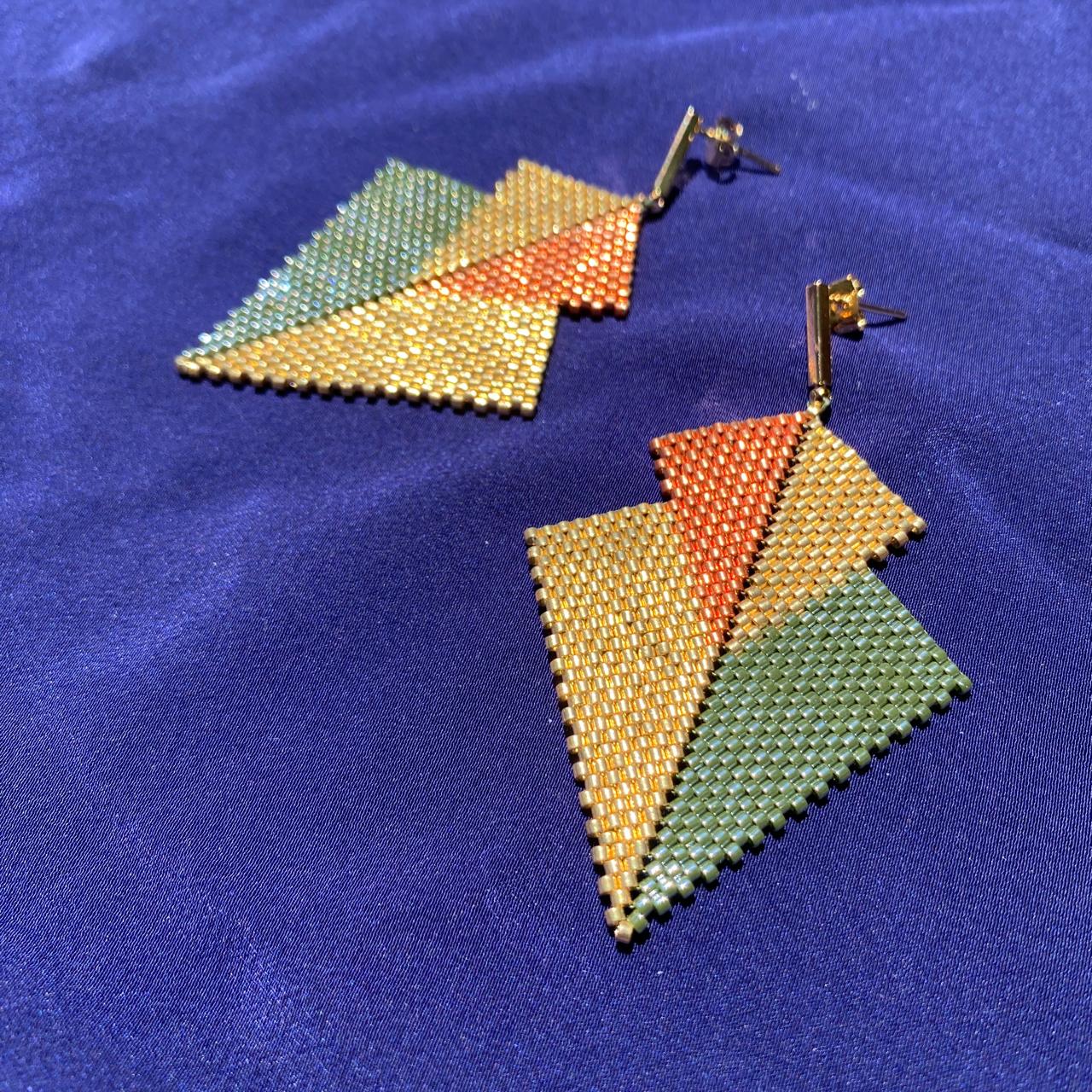 Aretes Atik Dorado, Verde Claro y Cobre - Asimétrico